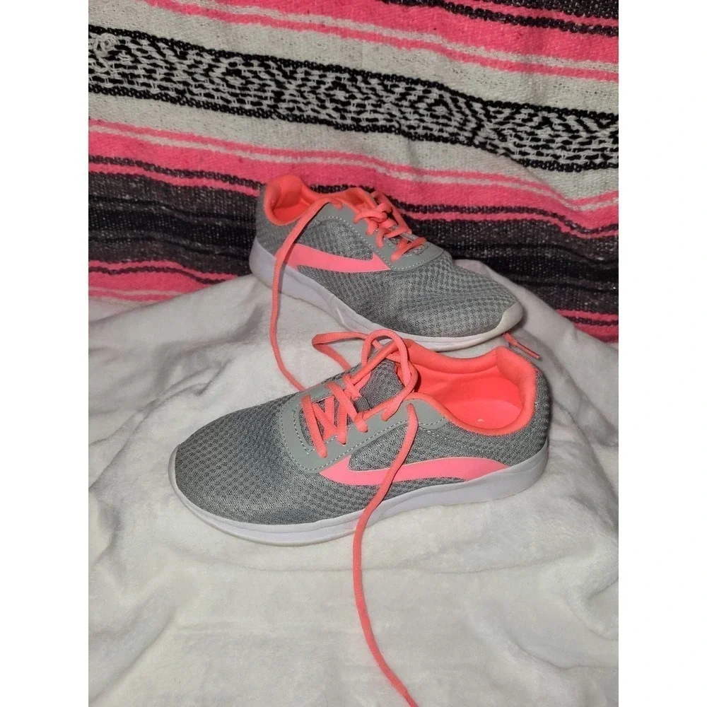 Girls size 5 tennis shoes